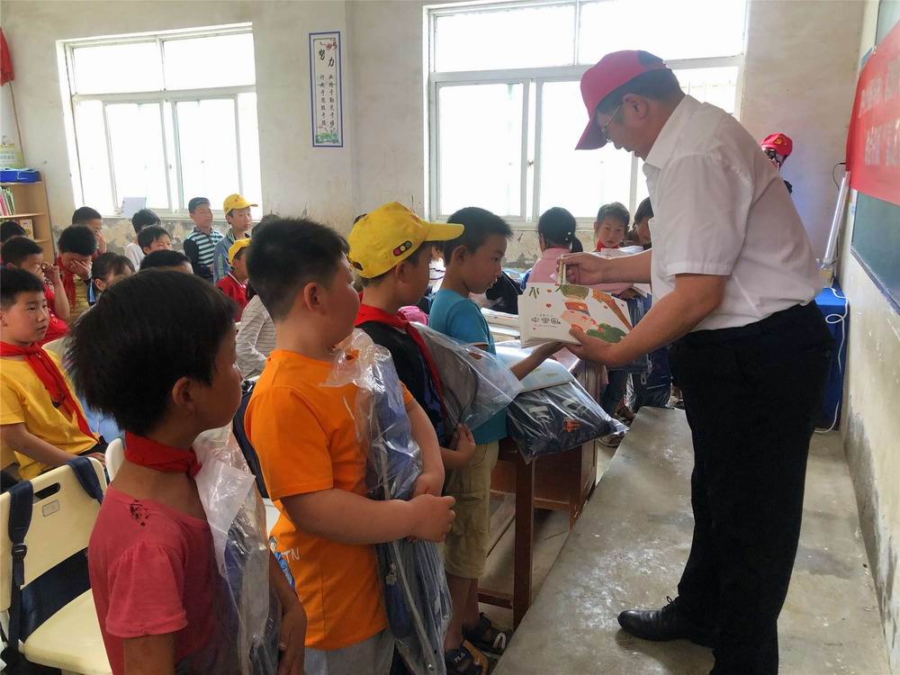 “溫暖童心快樂(lè)六一”  河南永和建設(shè)集團(tuán)前往查山鄉(xiāng)小學(xué)開(kāi)展慰問(wèn)活動(dòng)