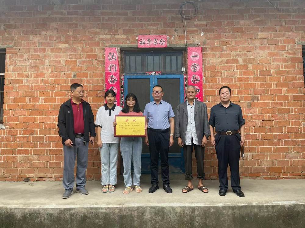 精準(zhǔn)幫扶送溫暖，資助育人暖人心--永和集團(tuán)董事長(zhǎng)走訪慰問(wèn)貧困大學(xué)生