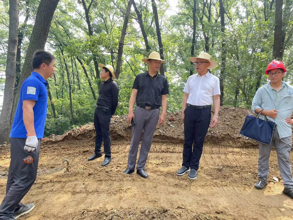 炎炎夏日丨集團(tuán)公司董事長(zhǎng)孔德穩(wěn)深入南灣湖鳥島項(xiàng)目檢查指導(dǎo)工作