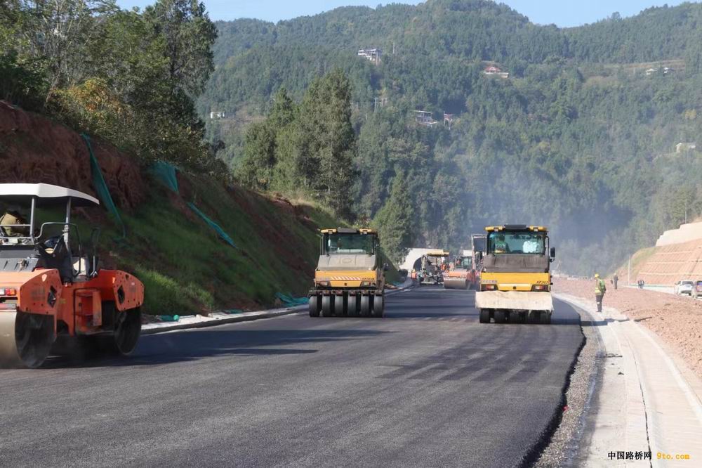 蒼巴高速公路蒼漁段進入瀝青攤鋪作業(yè)