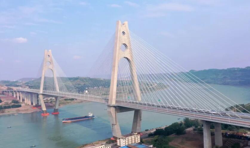 世界首座采用公路和高鐵同層！試驗(yàn)列車駛過臨港公鐵兩用長江大橋